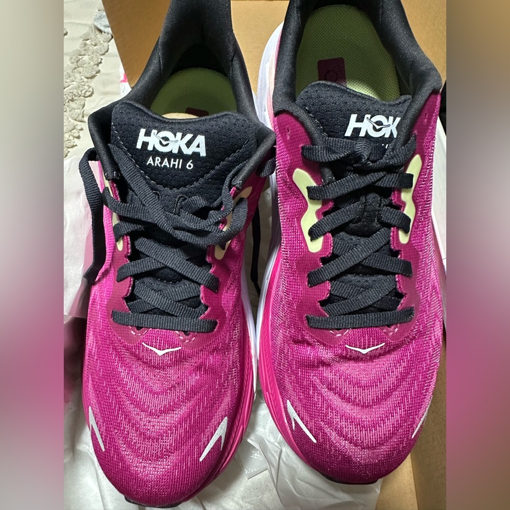 NIB HOKA Arahi 6